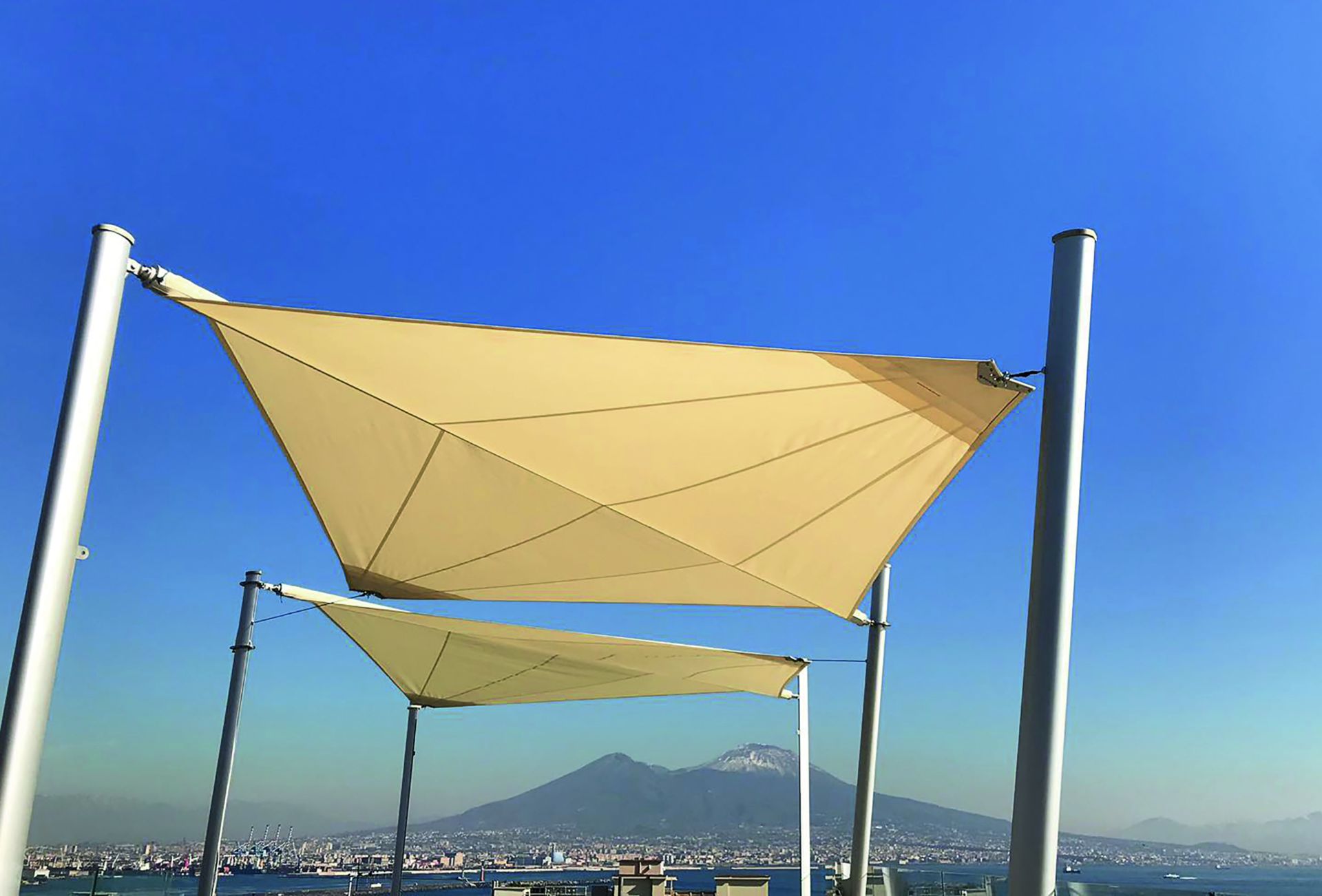immagine napoli vesuvio vele